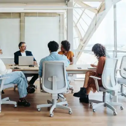 Equipe de trabalho durante uma reunião na empresa.