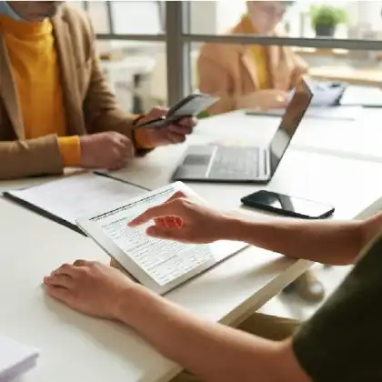 Jovem preenchendo documento para visto de trabalho na Itália