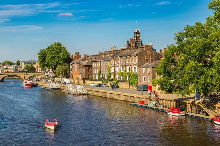 Casas próximas do rio em York.