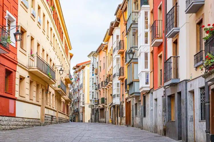 Vitoria-Gasteiz é uma cidade encantadora, com custo de vida médio