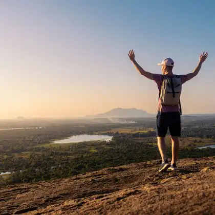 Homem viajante olhando paisagem