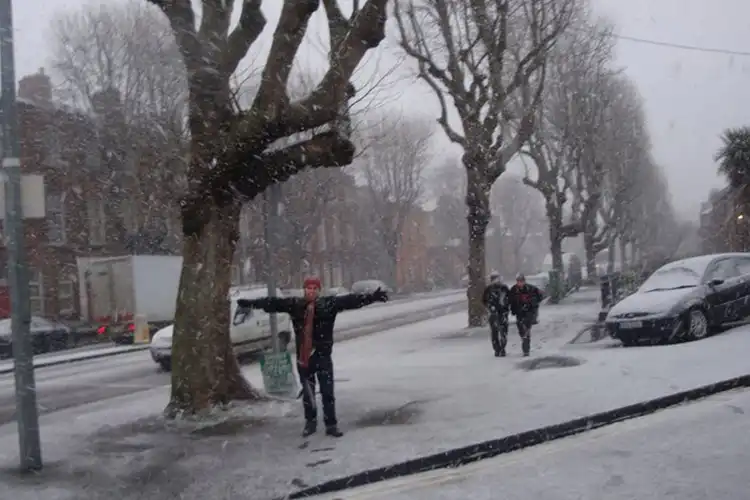 Homem vendo neve em Dublin