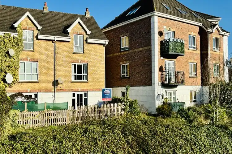Apartamentos em Dublin com placa da imobiliária anunciando a venda