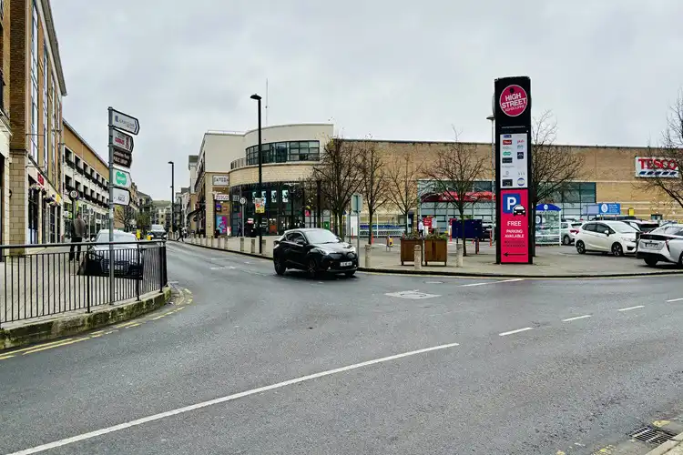 Centro comercial central na cidade de Ashbourne, em dia nublado na Irlanda.