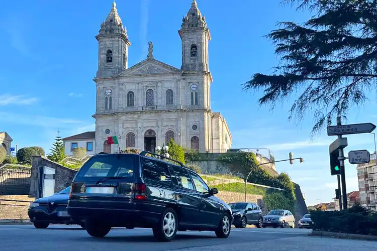 Carros em rua do Porto, Portugal