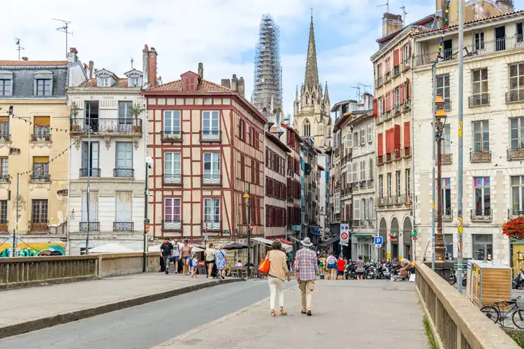 Casal passeia pelas ruas de Bayonne, na França