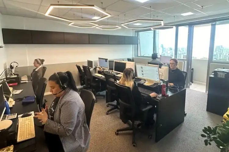 Atendentes da agência de intercâmbio fazendo atendimento