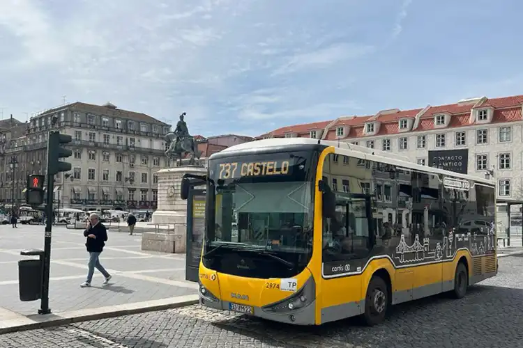 Autocarro na Praça da Figueira em Lisboa