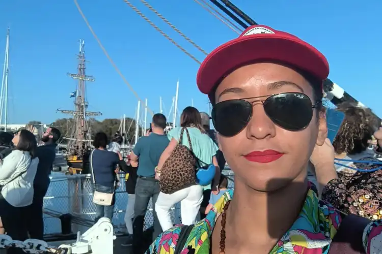 Mulher brasileira curtindo o verão em uma das melhores cidades para morar na França