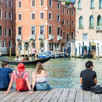 Jovens em Veneza, na Itália