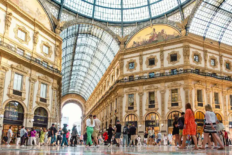 Pessoas dentro de galeria em cidade italiana