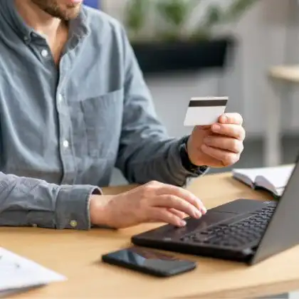 Homem recebendo dinheiro online.