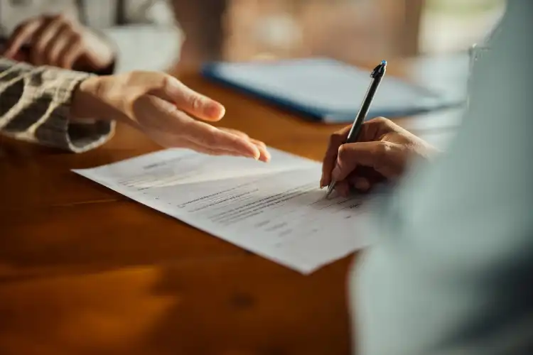 É preciso preencher o formulário de solicitação da Autorização de Residência Alemanha corretamente.