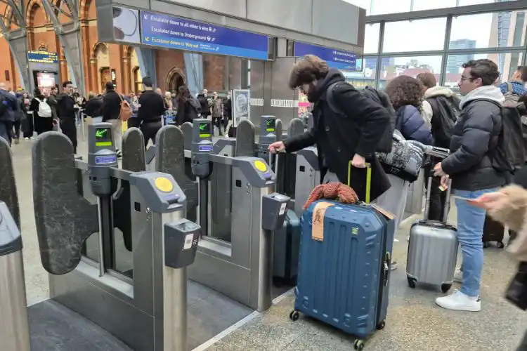 Homem usando o metrô de Londres.