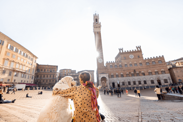 Mulher aproveitando o dia em uma praça na Itália