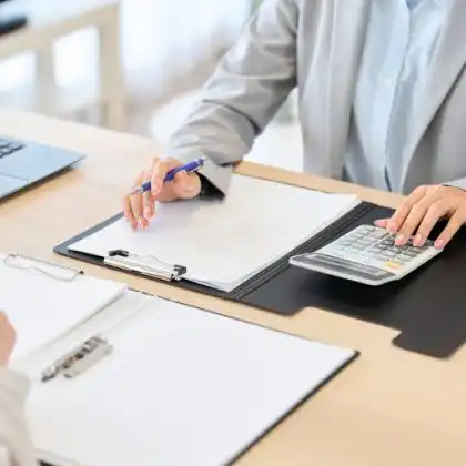 Especialista fazendo consultoria de investimentos aos clientes