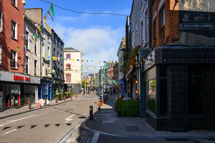 Centro da cidade de Cork em dia de sol na Irlanda
