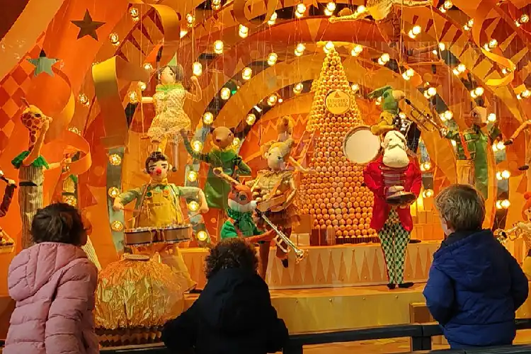Crianças passando Natal em Paris.