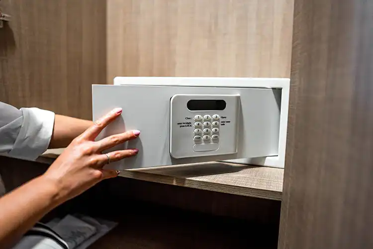 Documentos sendo guardados em cofre de hospedagem