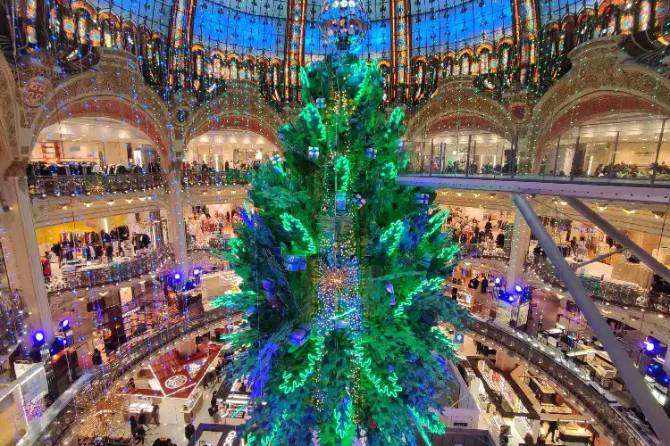 Quem vai passar o natal em Paris deve ir ver a árvore das Galeries
