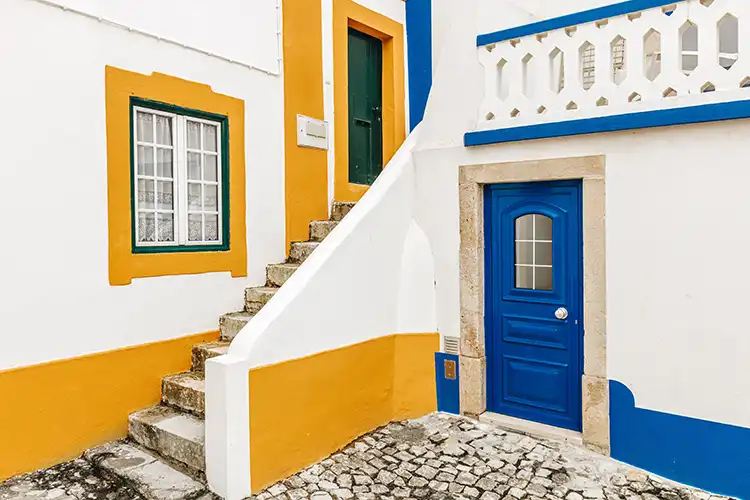 Casas tradicionais portuguesas com detalhes coloridos.