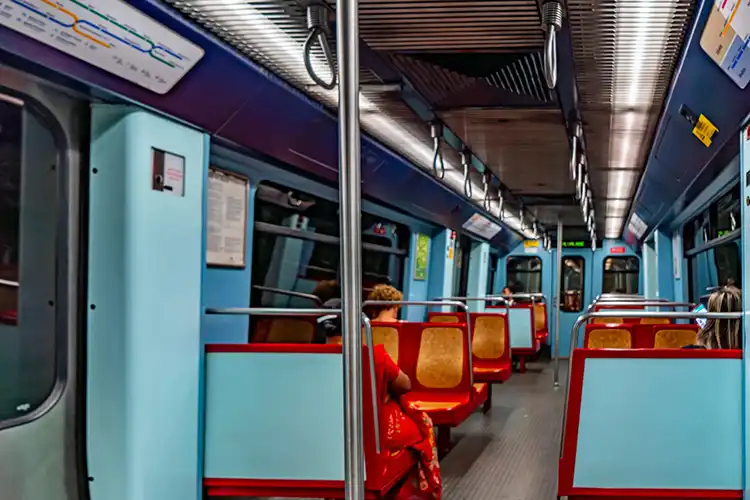 Interior de metro de Lisboa