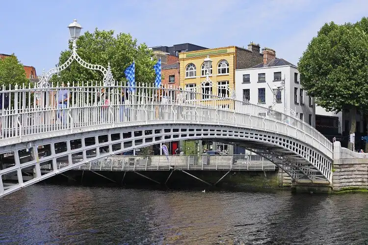Paisagem com casas coloridas na margem do rio em Dublin