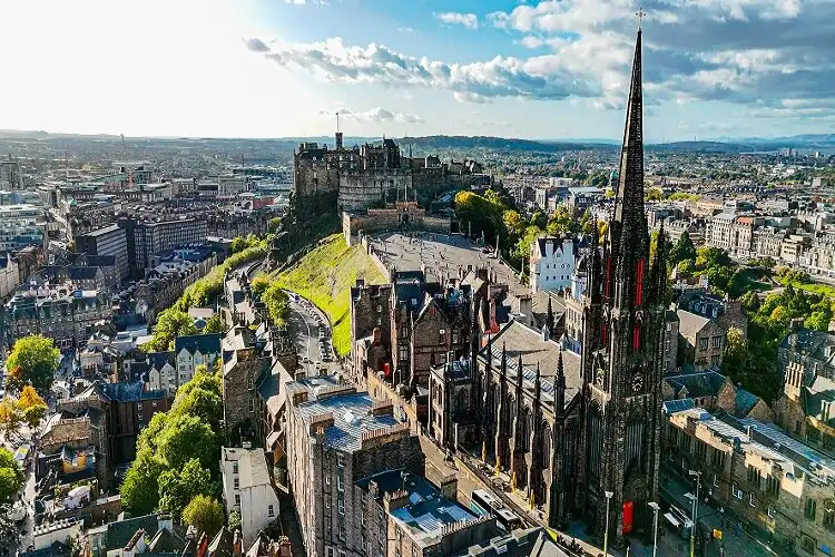 Vista aérea da Igreja gótica Kirk em Edimburgo, na Escócia, Reino Unido