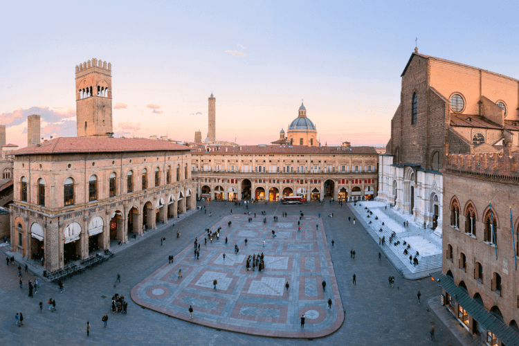 Piazza Maggiore, praça central em Bolonha, na Itália