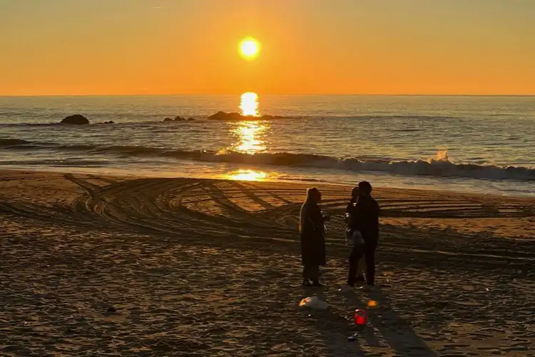 Pôr do sol em praia de Portugal