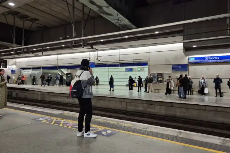 Mulher esperando metrô de Londres