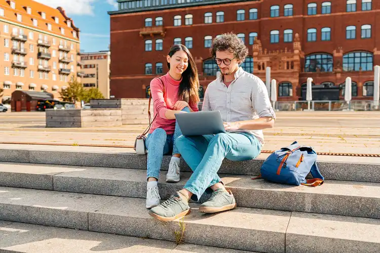 Estudantes em rua de Estocolmo.