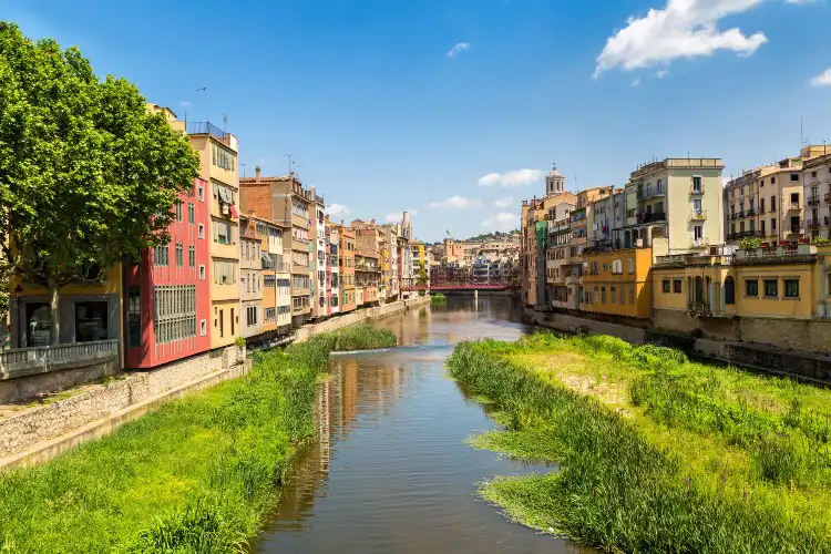 Girona é uma cidade no interior da Catalunha, boa para viver