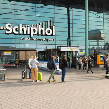 Pessoas em aeroporto da Holanda