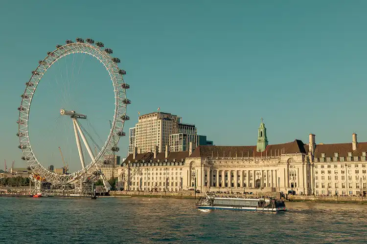 London Eye, a famosa roda gigante de Londres, na margem do Rio Tâmisa.