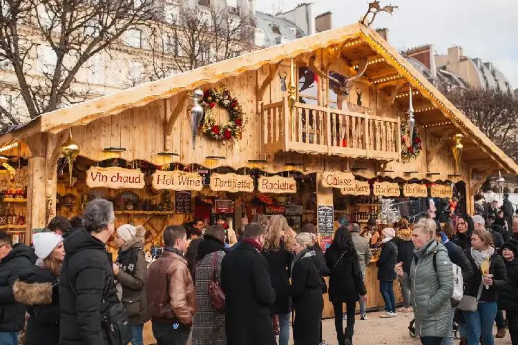 Ir a um Marché de Noël faz parte da experiência de passar o natal em Paris.
