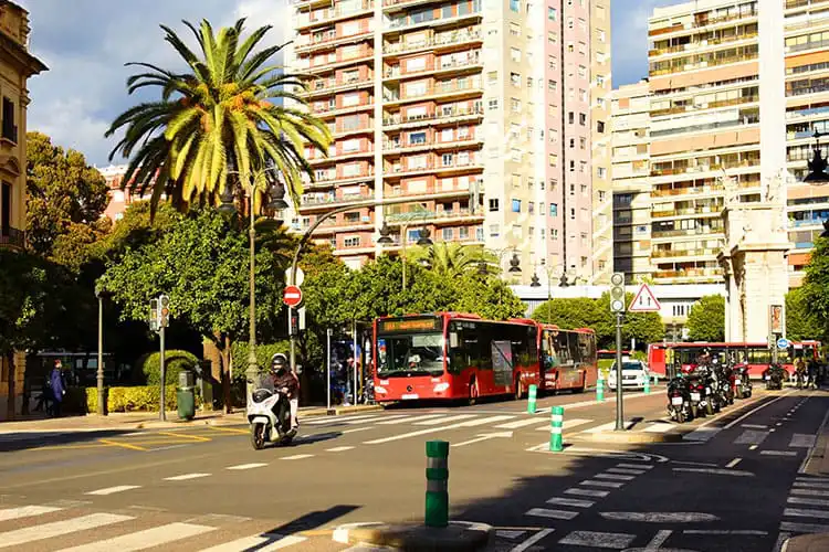Rua com carros e ônibus em Valência