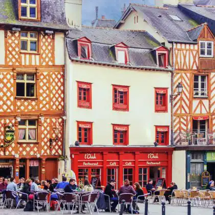 Pessoas no terraço de um restaurante em Rennes, uma das melhores cidades para morar na França