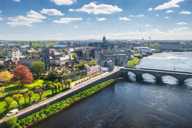 Vista da cidade de Limerick em dia de sol na Irlanda.