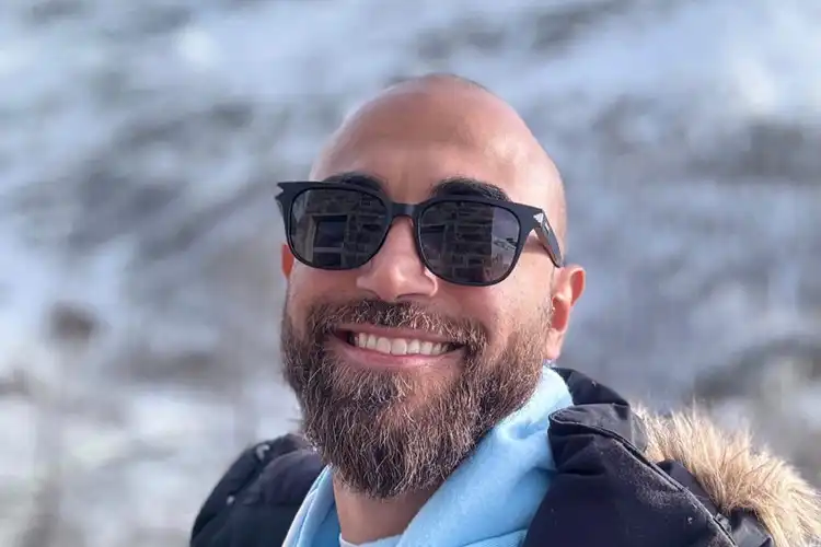 Marinaldo sorrindo em dia de sol.