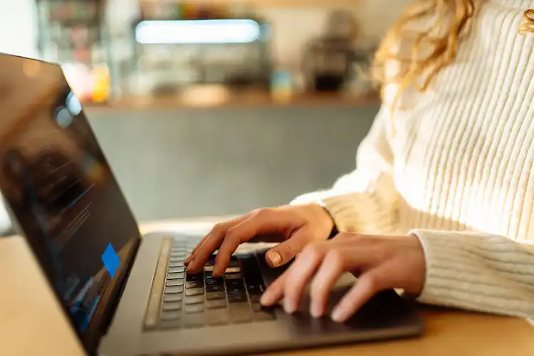 Mulher digitando em computador
