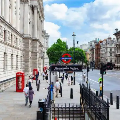 Pessoas caminhando nas ruas de Londres
