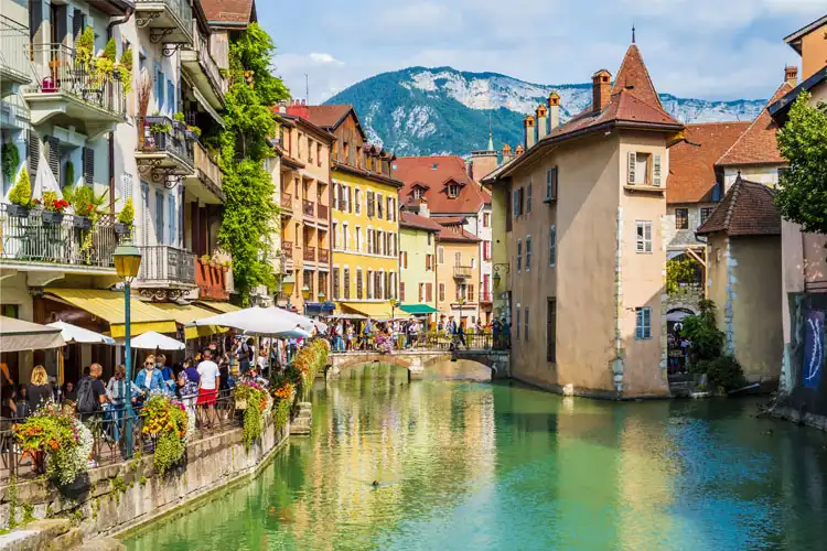 Pessoas curtem dia ensolarado em Annecy, na França