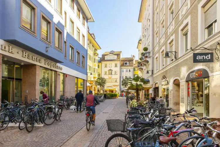 Pessoas andando em Bolzano