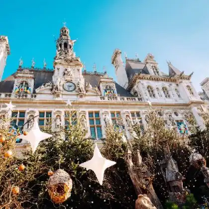 Praça parisiense decorada.