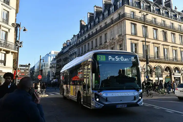 Exemplo de ônibus que integra a frota parisiense de transporte público na França