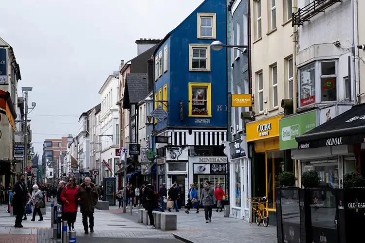 Pessoas caminhando em Dublin