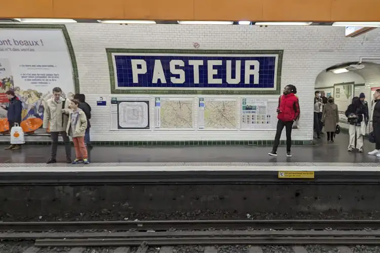 Passageiros aguardando por metrô parisiense