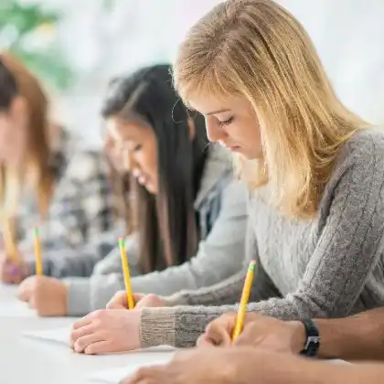 Candidatos fazendo prova de proficiência em francês.