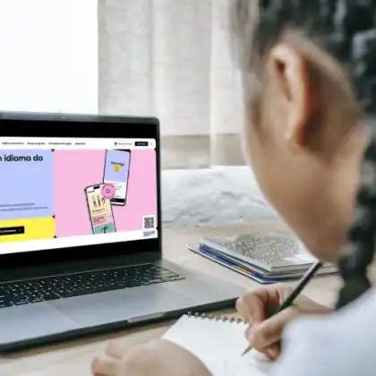 Menina utiliza o Promova para estudar idiomas.
